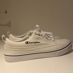 Champions sneakers - Helt nya vita Champions sneakers. Storlek 45. Helt oanvända. Pris kan diskuteras.