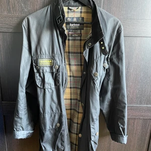 Barbour jacka  - Barbour jacka som inte kommer till användning. Skick 3 av 5 liten flaw som syns på sista bilden. 