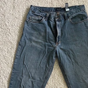Vintage Jeans - Vintage baggy låg/midrise i gråblå färg✨💗 Köpta på secondhand för 100kr💘 Jag har aldrig använt dem, men dem passar mig som är W29 med skärp, annars är dem lite stora🥰