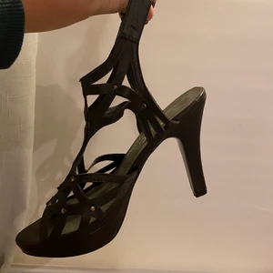 Klackar i strl 37 - Ett par snygga klackar som är nästintill nya, säljer för 80kr eller bud☺️