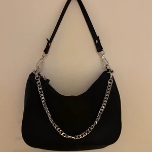 Svart väska - Från bik bok 200 ny pris 