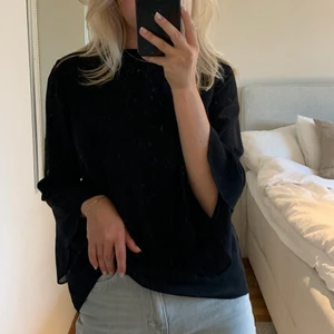 Zara Blus - En jätte söt svart blus ifrån zara som har utsvängda armar. Den har även en jätte skön undertröja som syns i kragen, så det gör den väldigt skön. Den är i storlek xs men passar även en s.💗💗