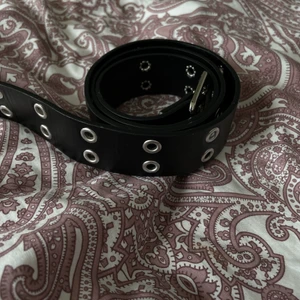 Skärp shein  - Fint helt oanvänt skärp i stl XS, börjar lägga priset 35 kr så får ni fortsätta att buda! Tar endast swish💗💕💞