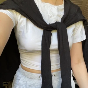 2 st koftor storlek Xs-s - Säljer en svart kofta och en grå i storlek xs-s för 60 kr tsm:)