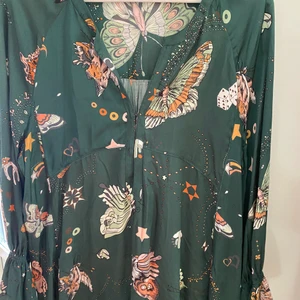 Odd Molly blus  - Odd Molly blus i en grön färg. Jättefint skick! Använd 3 gånger. Storlek L. Ord pris 1699 kr