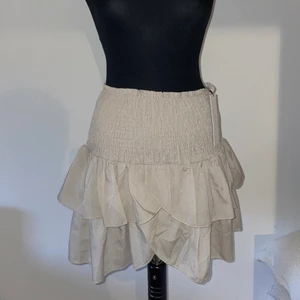 Beige kjol - Helt ny med prislapp kvar, från Nelly!  nypris 449kr 