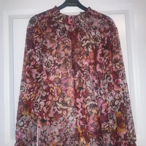 Fin blus - Säljer denna fina blus från Zeze Nordic. Storlek xl. Använd vid ett tillfälle. Fråga om de något ni undrar över💕💕💘