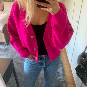 Stickad kofta💖 - Säljer denna super snygga och sköna kofta från Zara!💖Storlek M. Sparsamt använd och i mycket gott skick men kommer inte till användning. Köparen står för frakt😊