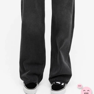 Monki YOKO jeans - Säljer mina gråa YOKO jeans pga att jag inte tycker de sitter så bra vid midjan:) De har inga slitningar och inte mycket använda, så säljer de för 220kr. Storlek 28!