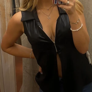 Linne - Svart linne med dragkedja och öppen mage 🖤 Storlek M men funkar både för större och mindre storlekar då den är stretchig i materialet