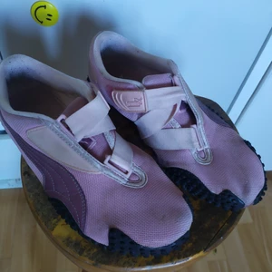 Puma bekväma skor  - Väldigt bekväma, i nyskick! Rosa lila, säljes pga för små. Passar 38-39