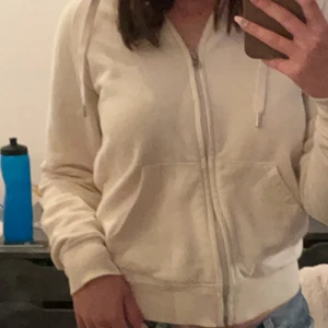Zip up hoodie  - Säljer då det inte kommer till användning längre, köpte för något år sedan. Använde den förut ganska mycket men är i jätte fint skick. 