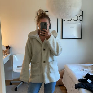Teddyjacka  - Säljer denna snygga teddyjacka som är köpt på Boohoo! Använd fåtal gånger så i gott skick!💞💞💞
