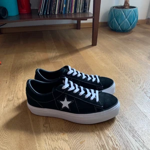 Plattform låga converse - Tjo! Säljer mina skit coola plattform converse.  Aldrig använda då det var för stora för mig 🤧 passar till allt från en cool klänning till ett par jeans❤️‍🔥 Skriv om ni undrar något 💋