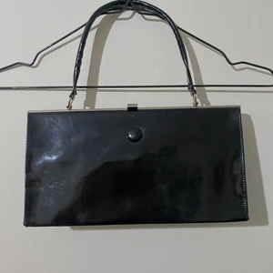 Vintage black mini bag  - Min mammas vintage mini bag från 90 talet. Det finns en repa på baksidan av väskan vilket går att se tydligare på bild 3, annars är den i topp skick fortfarande då den knappt blivit använd.