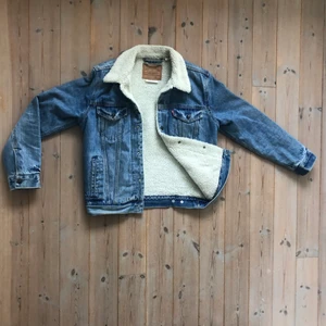 Levis jeans jacka, S - Andvänd jeans jacka i gott skick. Storlek: smal