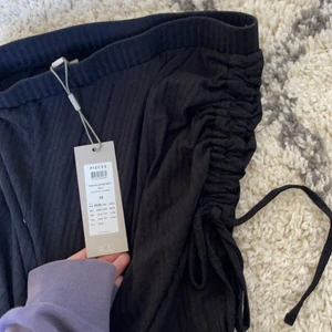 Svart kjol - Ganska lång till typ under knäna. Prislapp kvar alltså aldrig använd. Köpt för 250