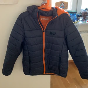Everest höst jackan  - Höst jackan som använt sällan och försiktigt. Mycket bra skick. Storlek 134/140. 