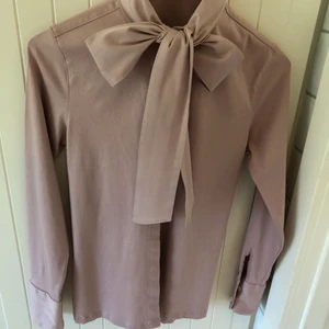 Stenströms Knut blus  - Nyinköpt knytblus endast använd 1 timme, säljes p g a 3 små prickar. Ny pris 1399 kr.