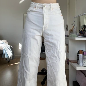Jeans - Vita jeans från zara i storlek 32. Köptes förra sommaren men använde bara några få gånger så är i super skick.💞det är bara att fråga om det skulle vara några frågor💞💞