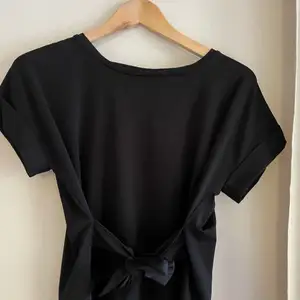 En svart T-shirt med knyte