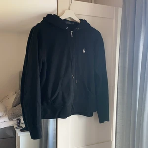 Ralph Lauren tröja - Svart Ralph Lauren tröja med vitt märke i storlek S💓💓