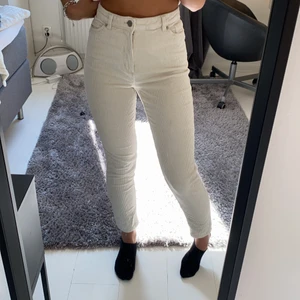 Vita/beige Manchester byxor storlek 34 - Vita/beige Manchester byxor från monki. Säljer pga att de sitter lite för tajt. Nyskick. Köptes för 250 kr.