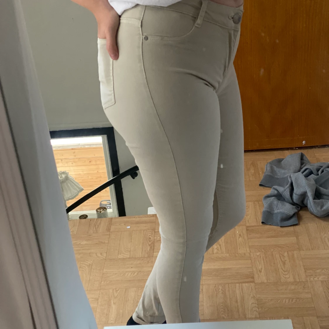 Grå, beigea byxor  - 90