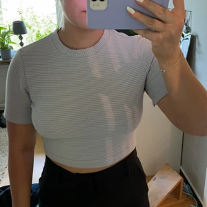 Lila t-shirt - Lila ribbad t-shirt. Använd fåtal gånger så den är i nyskick💘 tveka inte på att ställa frågor om det är något du undrar!