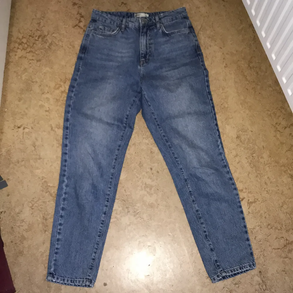 Detta fina jeans kommer från Gina tricot kontakta mig via DM för intresse av köp, buda privat🥰. Jeans & Byxor.