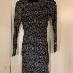 Festklänning, strl 36 - Denna klänning har jag enbart använt en gång och det var vid en nyårsfest. Den glittrar otroligt mycket vilket gjorde att klänningen stack ut lite och jag fick mycket komplimanger för den