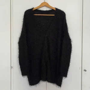 Fluffig cardigan - Super mysig svart cardigan. Hittad på secondhand, står ej storlek men skulle gissa på L 