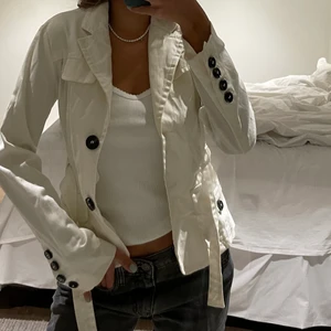 Vintage kostym!!!❤️ - Sjukt snygg kostym!! Passar utmärkt till jeans, kostymbyxor!! Beige färg, 3 för 2 på allt!!