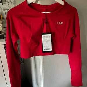 ICIW tränings topp  - Det är en croptop i färgen röd! Endast provad 1 gång, aldrig använd pga fel storlek. Lappen finns kvar. 