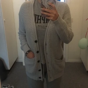 Stickad kofta från Lager 157 storlek M - Har använt den minst 3 gånger så de är Inget som är sönder❣️är jätte mysig till hösten å💕