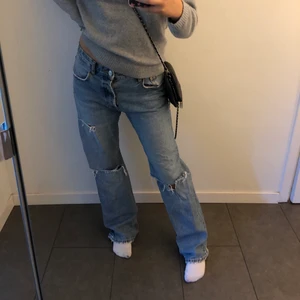 Zara jeans midrise - Säljer mina älskade slitna jeans från zara som är helt slutsålda💕 De är midrise och straight. I mycket bra skick!