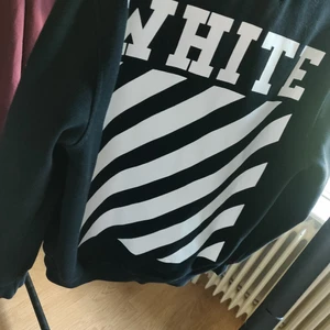 Off White hoodie  - Äkta off White hoddie haft länge men användts ca 5 gånger. Så ganska nyskick:) har tyvärr (inte kvar kvittot tappa bort de då jag flyttade!) Men hoppas någon vill köpa ändå😊 kan frakta kan även mötas upp:)