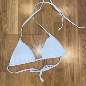 Storlek S - Helt ny och oanvänd därav aldrig testad då jag har en likadan! Beställde den i storlek S men den var för liten men den går att knyta baktill och ändra passformen som man vill👙