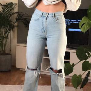 Snygga jeans från Gina Tricot i storlek 36. Köpte dom här på Plick men var inte nöjd med längden på byxorna. (Jag är 165 cm lång). Annars superfina jeans i bra skick.💖 köparen står för frakten!!