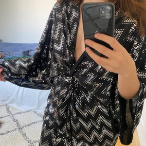 Klänning - Super fin ”fest” klänning, som är i nyskick. Endast använd en gång 🥲 Köpt från Nelly för 499 kr. Passar perfekt till nyår eller liknande 🥳🥳🥳