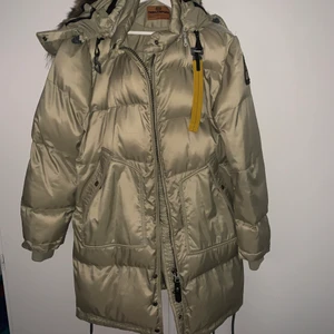Parajumper jacka  - En beige/mint grön jacka bra skick köpt för 9000kr för 1 år sen. Jackan är i ganska bra skick inga hål eller fläckar säljs för att ja inte gillar färgen och för att den inte passar mig 