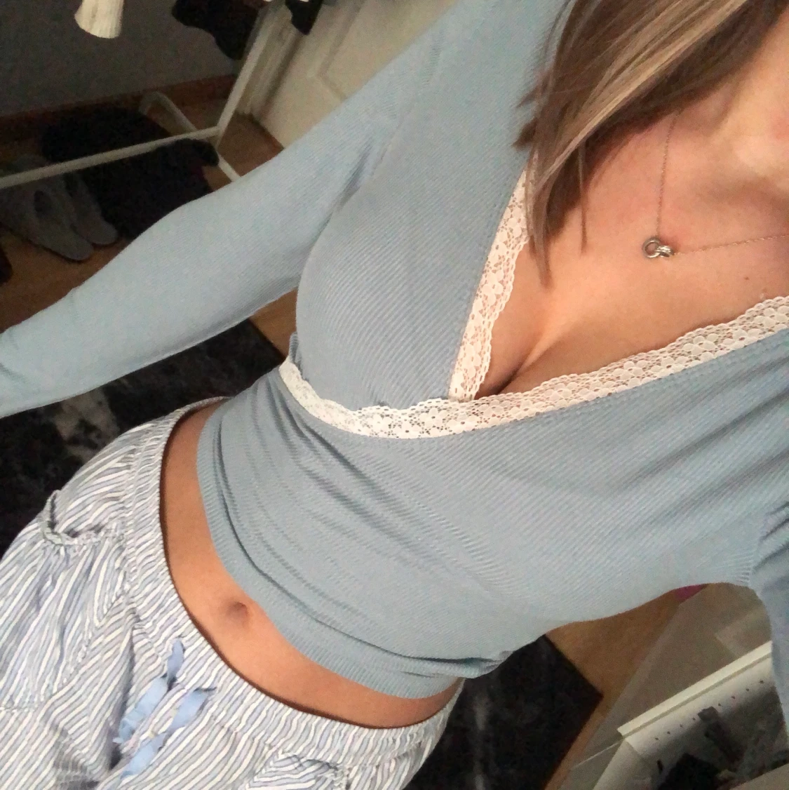 blå tröja med spets