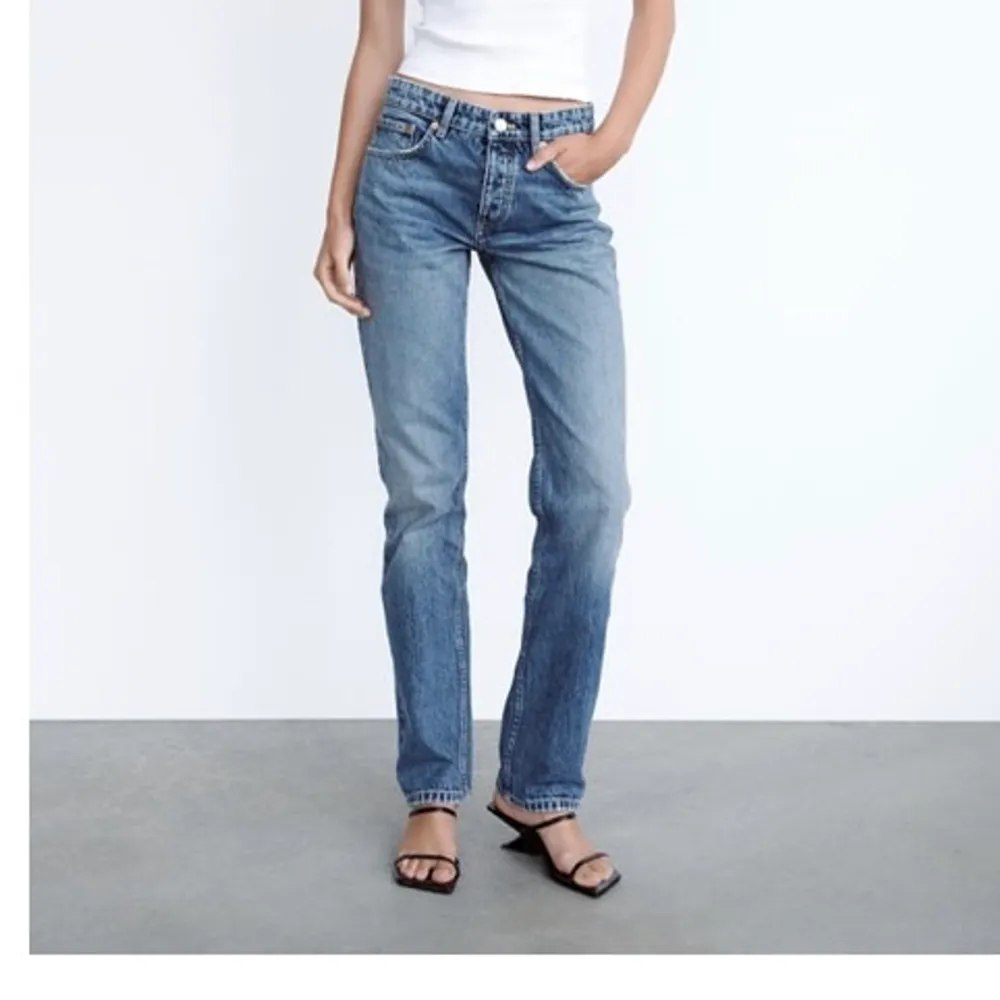 Säljer mina helt nya mid rise straight leg jeans från zara för att de tyvärr var lite för stora på mig. Aldrig använda:) första bilden är lånad☺️ oseriösa köpare blockas!. Jeans & Byxor.