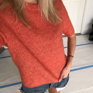 Orange stickad topp Hm - Orange/röd stickad kortärmad topp från hm!!!