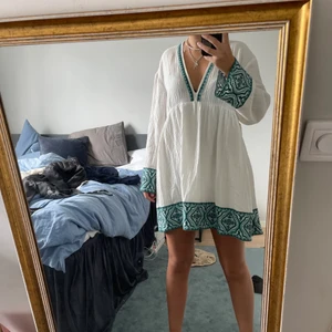 Zara klänning - Super fin klänning från zara! Helt slutsåld, så fin men kommer inte heller till andvändning! Så fin till stranden! Bud på 500kr