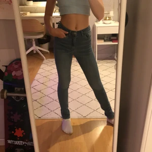 Låga jeans  - Låga blå jeans i bra skick och i mörk färg. Sitter jätte bra och är nästan helt oanvända