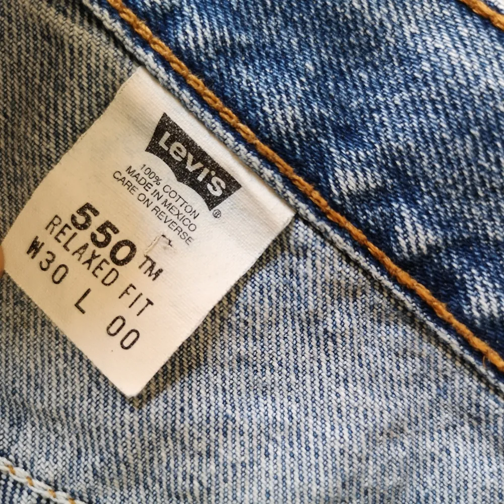 Säljer dessa jeansshorts i relaxed fit från Levi's i storlek W30 då de är lite för stora för mig💕. Shorts.