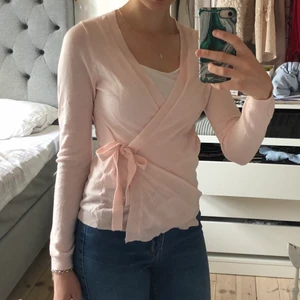 Wrap cardigan från ginatricot storl - Den är inte använd så mycket och är i ett gott skick. 