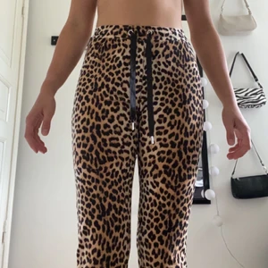 Mjukisbyxor - Fina, jättemjuka mjukisbyxor ifrån ginatricot i leopard mönster. Jag har bara använt dom ett fåtal gånger, så dom är nästan som nya. Säljer pga att jag inte använder dom. Kontakta mig vid intresse, frågor eller om fler bilder önskas!