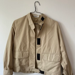 Jacka  - Tunnare beige jacka snyggt med en hoddie under te.x. Någon liten gäck annars bla skick 